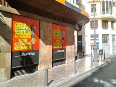 Las inmobiliarias inician el alquiler de los bajos comerciales vacíos como soporte publicitario